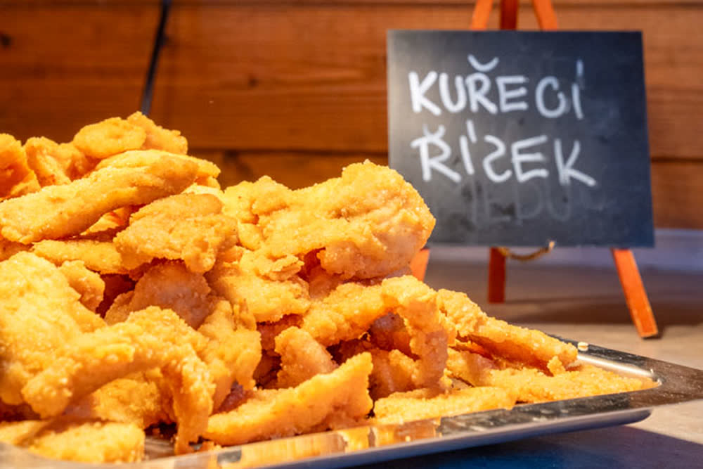 Kuřecí řízky na rautovém pultu