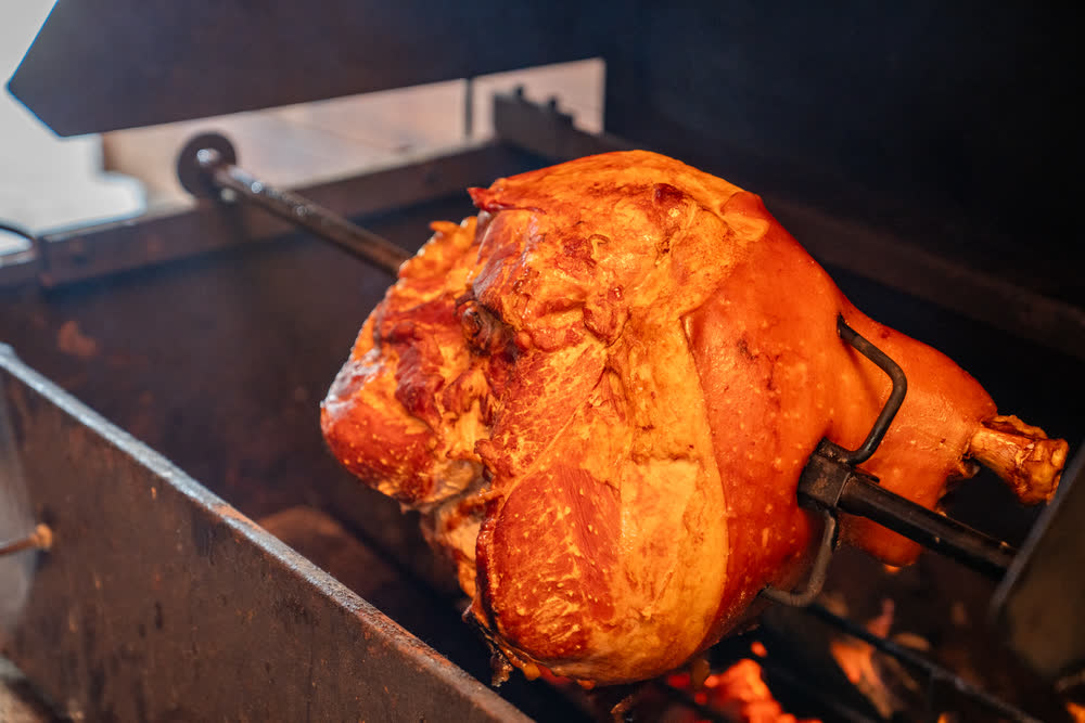 Pečené koleno na grilu