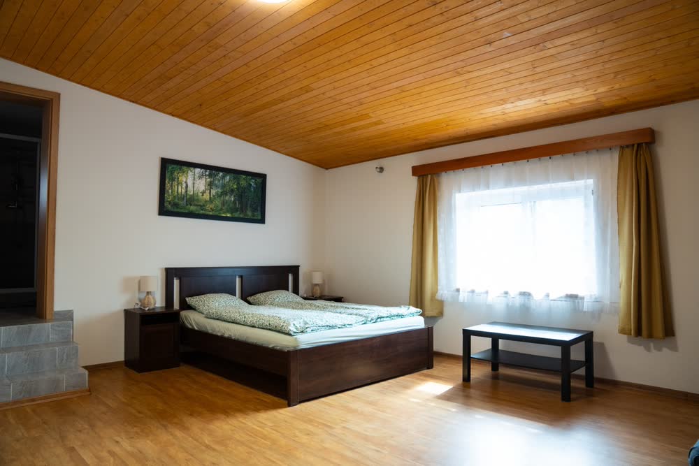 Pokoj s dřevěným stropem a vlastní koupelnou